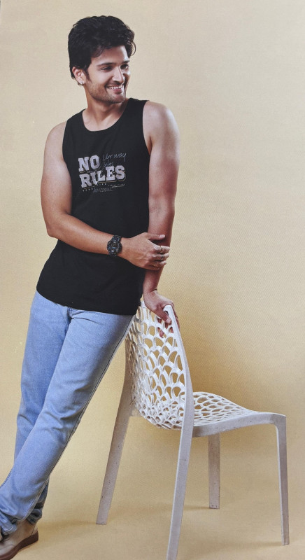 Men Regular Fit Typographic Sleeveless Vest with Scoop Neck AGL6